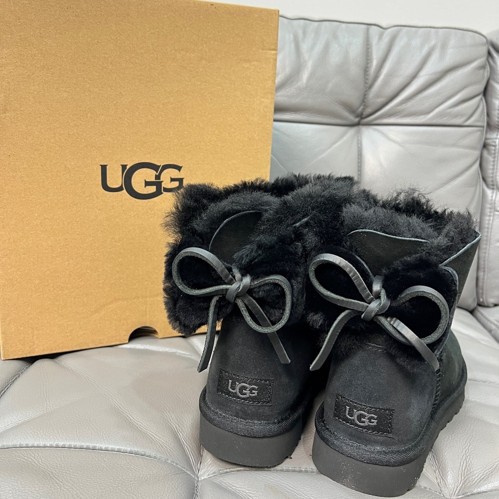 UGG Classic Double Bow Mini
Black Size 7 Women